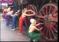 In de pauze verwennen de mooie lesbische meiden elkaar