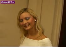 Een geil blond pijp sletje vol in haar gezicht gespoten