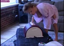 De oudere dame krijgt een orgasme op de tril machine