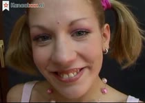 Ze zuigt en zuigt tot de sperma uit zijn lul spuit