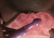 Ebony bespeelt haar poesje met een heerlijk geile vibrator en komt spuitend klaar