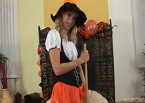 Geile blonde sexy heks speelt met haar roze kutje.