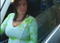 Door het raam van haar auto pijpt de hoer haar klant 