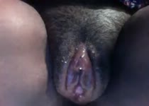 Ze mastubeerd haar dikke negerinnen kut close up voor de webcam