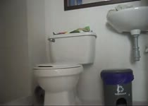 Wat oudere slet neukt zichzelf met dildo klaar op de wc