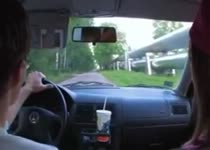 Met zo'n geil meisje nop de bijrijdersstoel zet hij snel zijn auto langs de kant