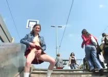 Kinky amateur sletje doet plassex in het openbaar