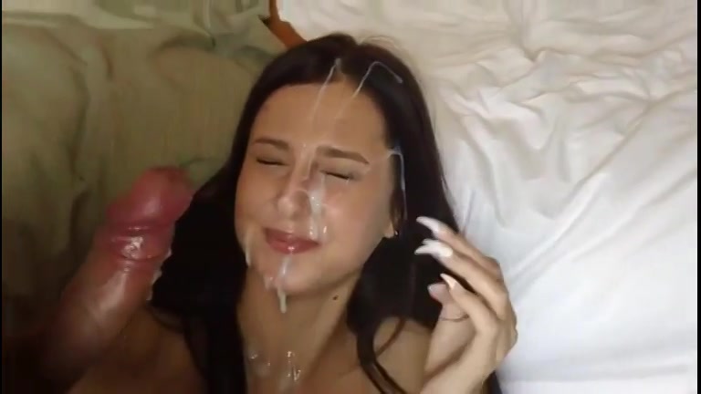 Haar hele gezicht vol sperma gespoten