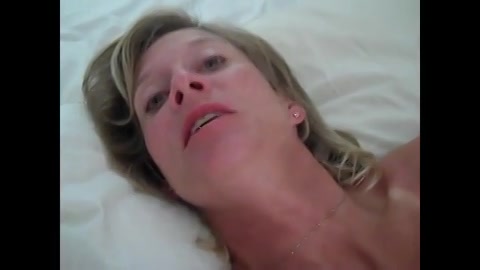 Haar man filmt hoe zijn vrouw zijn ballen zuigt