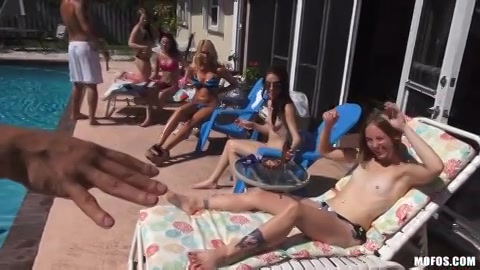Na het zonnen baden pijpen en neuken