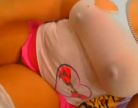Haar harde tepels prikken bijna door haar T shirt