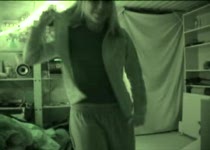 Buurmeisje stript voor de camera