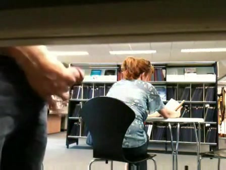 Voyeur gluurt naar BBW dame en komt klaar