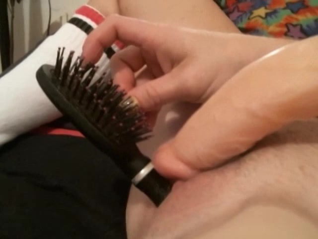 Tienersletje gebruikt haarborstel als dildo