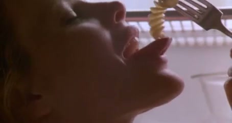 Kim Basinger weet van eten porno te maken.