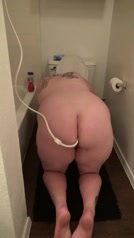 Kinky voluptueuze rooie meid neemt een anaal klysma