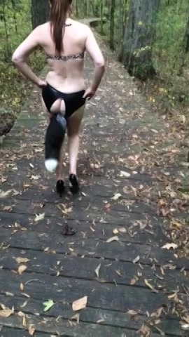 Kinky dame paradeert bijna naakt in het bos