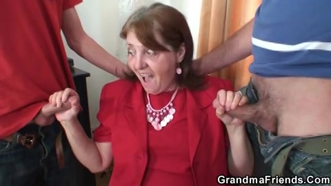 Deze geile oma pijpt twee stijve lullen en word geneukt