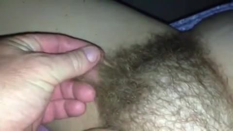Dit dikke kutje is weelderig begroeid met schaamhaar